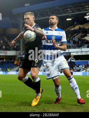 Martyn Waghorn (à gauche) du comté de Derby et Yoann Barbet, les Queens Park Rangers, combattent pour le ballon Banque D'Images