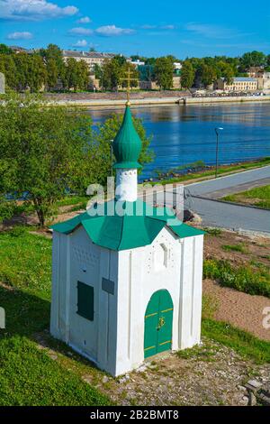 Pskov, chapelle orthodoxe de Saint Anastasia le Olginsky romain près du pont sur la rivière Velikaya Banque D'Images