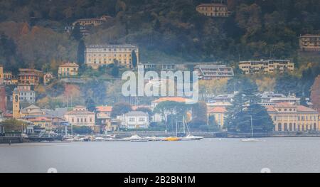 Côme près de Milan, Italie - 4 novembre 2017 : atterrissage en hydravion sur le lac de Côme avec de petits bateaux de pêcheurs en automne Banque D'Images