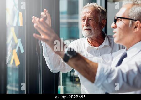 Discussion et concept de démarrage des réunions de l'équipe commerciale de l'entreprise. Des hommes d'affaires ayant réussi à travailler avec un nouveau projet de démarrage. Présentation de l'idée, analyser Banque D'Images