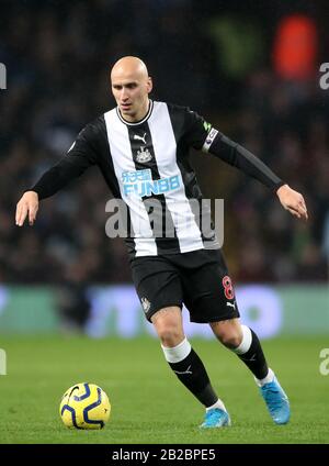 Jonjo Shelvey de Newcastle United lors du match de la Premier League à Villa Park, Birmingham. Banque D'Images