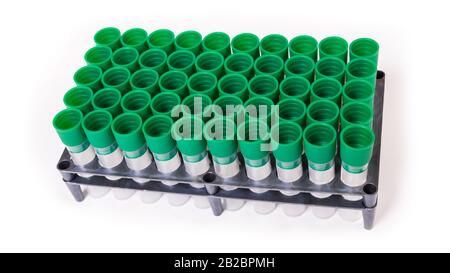 Vider les tubes à essai de laboratoire dans le portoir en plastique. Tube d'échantillon médical et bouchon à vis vert. Équipement de diagnostic stérile. Hôpital, centre de transfusion sanguine. Banque D'Images
