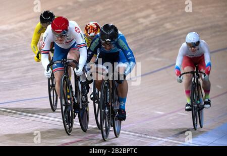 Berlin, Allemagne. 01 mars 2020. Cyclisme/piste: Championnat du monde, Keirin, femmes, 1ère partie: Katy Marchant de la Grande-Bretagne (l) monte devant Wai Sze Lee de Hong Kong et les autres coureurs. Crédit: Sebastian Gollnow/Dpa/Alay Live News Banque D'Images