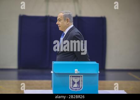 Israël. 02 mars 2020. Le Premier ministre israélien Benjamin Netanyahu vote à un bureau de vote à Jérusalem, le 2 mars 2020. Les Israéliens ont commencé lundi à voter aux élections parlementaires pour la troisième fois en moins d'un an. (Marc Israel Sellem/Jini Via Xinhua) Crédit: Xinhua/Alay Live News Banque D'Images