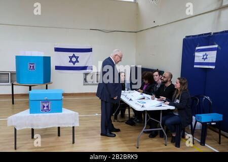 Israël. 02 mars 2020. Le président israélien Reuven Rivlin vote à un bureau de vote à Jérusalem, le 2 mars 2020. Les Israéliens ont commencé lundi à voter aux élections parlementaires pour la troisième fois en moins d'un an. (Jini Via Xinhua) Crédit: Xinhua/Alay Live News Banque D'Images