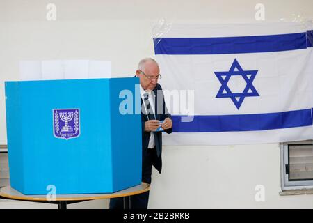 Israël. 02 mars 2020. Le président israélien Reuven Rivlin vote à un bureau de vote à Jérusalem, le 2 mars 2020. Les Israéliens ont commencé lundi à voter aux élections parlementaires pour la troisième fois en moins d'un an. (Jini Via Xinhua) Crédit: Xinhua/Alay Live News Banque D'Images