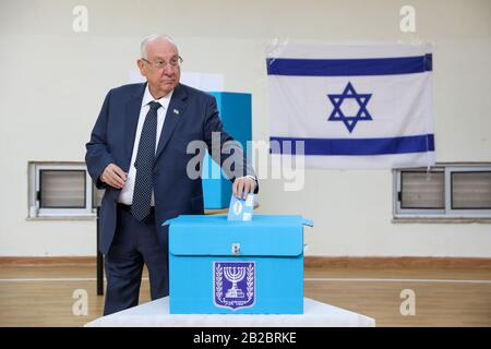 Israël. 02 mars 2020. Le président israélien Reuven Rivlin vote à un bureau de vote à Jérusalem, le 2 mars 2020. Les Israéliens ont commencé lundi à voter aux élections parlementaires pour la troisième fois en moins d'un an. (Jini Via Xinhua) Crédit: Xinhua/Alay Live News Banque D'Images