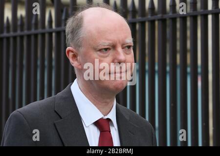 Westminster, Londres, Royaume-Uni. 2 mars 2020. Chris Whitty, directeur médical en chef de l'Angleterre et conseiller médical en chef du gouvernement britannique, se dirige vers les Chambres du Parlement à la suite de la réunion Cobra d'aujourd'hui concernant le virus Covid-19. Crédit: Imagetraceur/Alay Live News Banque D'Images