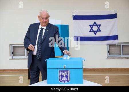 Israël. 02 mars 2020. Le président israélien Reuven Rivlin vote à un bureau de vote à Jérusalem, le 2 mars 2020. Les Israéliens ont commencé lundi à voter aux élections parlementaires pour la troisième fois en moins d'un an. (Jini Via Xinhua) Crédit: Xinhua/Alay Live News Banque D'Images