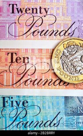 Nouveau polymère britannique billet de 5 £, 10 £ et 20 £ et une pièce de monnaie en livre Banque D'Images