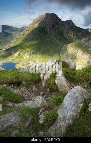 Tryfan, une montagne de 3000ft à Snowdonia, au nord du pays de Galles, vue depuis la crête de Gribin, à Glyderau. Banque D'Images