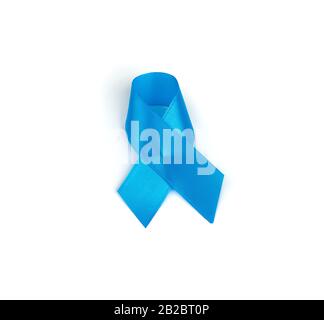 ruban en soie bleue enveloppé dans une boucle et isolé sur fond blanc, symbole de sensibilisation au cancer de la prostate, gros plan Banque D'Images