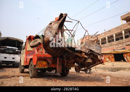 29 février 2020: Les gens retirent le rickshaw d'auto charré après qu'il a été mis au feu par une foule lors des émeutes dans la région de Chandbagh de New Delhi, Inde, le 29 février 2020. Plus de 40 personnes ont été tuées et des centaines de personnes blessées dans des émeutes qui ont éclaté le 24 février au sujet de la loi controversée sur la citoyenneté dans le nord-est de Delhi. Crédit: Muzamil Mattoo/Imageslive/Zuma Wire/Alay Live News Banque D'Images