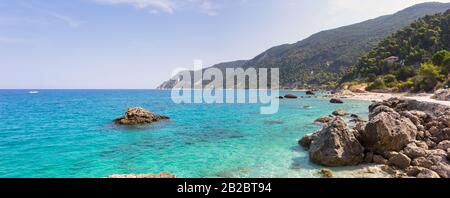 Vue panoramique sur la plage de Pefkoulia depuis le village d'Agios Nikitas, Lefkada, les îles Ionienne, Grèce. Banque D'Images