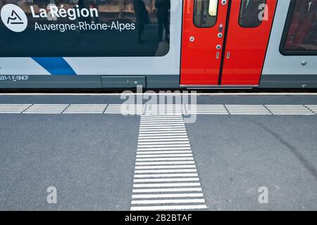 La marche des piétons aveugles et la détection de marquages sur le revêtement tactile pour les aveugles et les malvoyants dans une station Leman Express à Genève, Suisse Banque D'Images