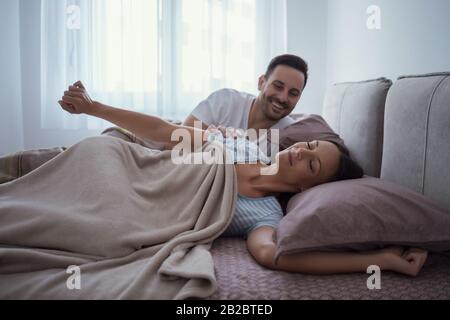 Jeune couple est au lit et se réveiller le matin. Banque D'Images