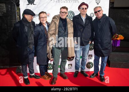 Mark Bedford, Dan Woodgate, Chas Smash, Mike Barson et Suggs, le vrai nom Graham McPherson, de Madness lors du dévoilement d'une pierre pour honorer le groupe à la Music Walk of Fame à Camden, Londres. Banque D'Images