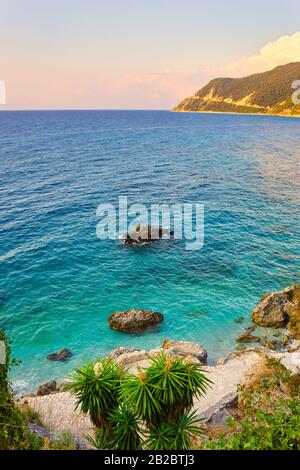 Détail du magnifique village d'Agios Nikitas avec eau turquoise, côte ouest de l'île de lefkada, Grèce. Banque D'Images