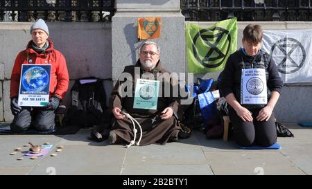 Westminster, Londres, Royaume-Uni. 2 mars 2020. La Rébellion de l'extinction (XR) a organisé une manifestation de méditation devant les portes de la Chambre des communes dans le cadre de leur prière de 40 jours et de leur Méditation Vigil. L'action climatique chrétienne et la rébellion de l'extinction les communautés religieuses se sont jointes aux forces pendant cent pendant 40 jours d'action pour la planète. Crédit: Imagetraceur/Alay Live News Banque D'Images