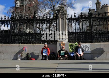 Westminster, Londres, Royaume-Uni. 2 mars 2020. La Rébellion de l'extinction (XR) a organisé une manifestation de méditation devant les portes de la Chambre des communes dans le cadre de leur prière de 40 jours et de leur Méditation Vigil. L'action climatique chrétienne et la rébellion de l'extinction les communautés religieuses se sont jointes aux forces pendant cent pendant 40 jours d'action pour la planète. Crédit: Imagetraceur/Alay Live News Banque D'Images