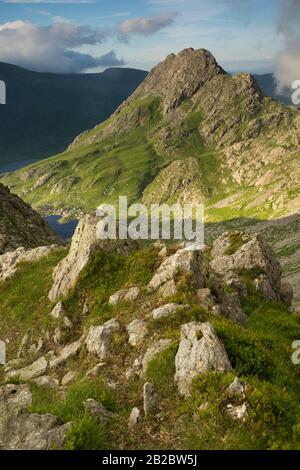 Tryfan, une montagne de 3000ft à Snowdonia, au nord du pays de Galles, vue depuis la crête de Gribin, à Glyderau. Banque D'Images