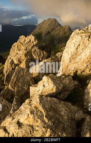 Tryfan, une montagne de 3000ft à Snowdonia, au nord du pays de Galles, vue depuis la crête de Gribin, à Glyderau. Banque D'Images