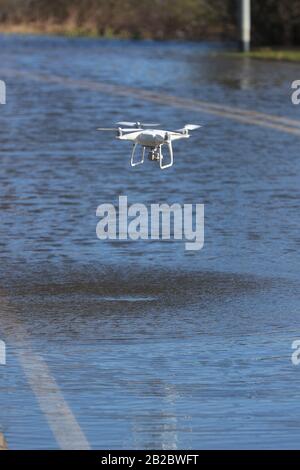 Un drone au-dessus des eaux de crue dans East Cowick, Yorkshire. Au total, 82 avertissements d'inondation sont toujours en place pour l'Angleterre, le Pays de Galles et l'Écosse après les effets de la tempête Jorge pendant le week-end. Banque D'Images