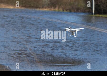 Un drone au-dessus des eaux de crue dans East Cowick, Yorkshire. Au total, 82 avertissements d'inondation sont toujours en place pour l'Angleterre, le Pays de Galles et l'Écosse après les effets de la tempête Jorge pendant le week-end. Banque D'Images