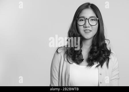 Portrait de jeune belle femme asiatique en noir et blanc Banque D'Images