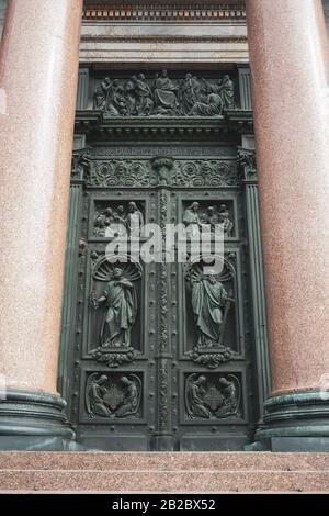 Détails ornementaux des portes de bronze de la cathédrale orthodoxe Saint Isaac à Saint Petersburg. Portes de la Cathédrale Saint Isaac Banque D'Images