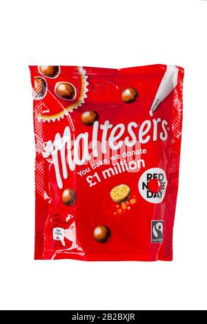 Paquet de Maltesers pour le jour du nez rouge isolé sur fond blanc Banque D'Images