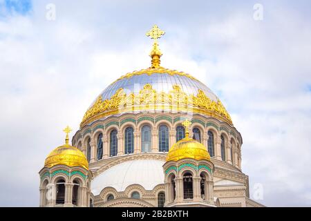 Les dômes de wonderworker Nicholas l'église sur la place d'ancrage dans la ville de Cronstadt Saint Petersburg. Cathédrale de l'église chrétienne de la marine en Russie avec d'or Banque D'Images