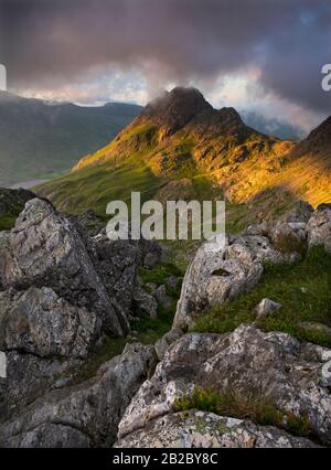 Tryfan, une montagne de 3000ft à Snowdonia, au nord du pays de Galles, vue depuis la crête de Gribin, à Glyderau. Banque D'Images