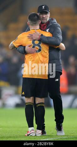 Le responsable de Liverpool, Jurgen Klopp, a Hugs Wolverhampton Wanderers Ruben Neves, après le match de la Premier League à Molineux, Wolverhampton. Banque D'Images