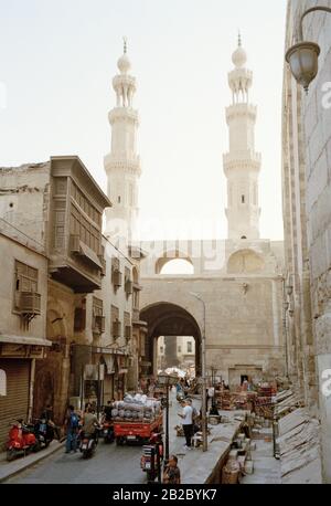 Scène de rue au souk de bazar à la porte de Bab Zuweila dans Fatimide islamique le caire dans la ville du Caire en Egypte en Afrique du Nord Moyen-Orient Banque D'Images