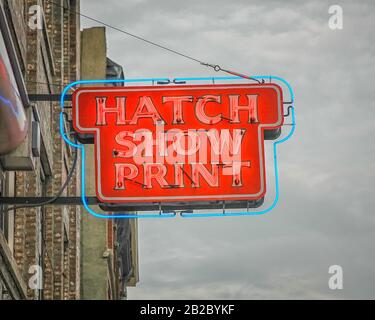 Nashville, TN, États-Unis, 10 octobre 2006 : un vieux panneau au néon se trouve en dehors de Hatch Show Print à Nashville. *ÉDITORIAL SEULEMENT* Banque D'Images