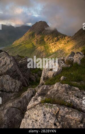 Tryfan, une montagne de 3000ft à Snowdonia, au nord du pays de Galles, vue depuis la crête de Gribin, à Glyderau. Banque D'Images