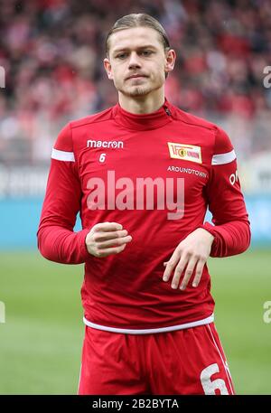 01 Mars 2020, Berlin: Football: Bundesliga, 1ère FC Union Berlin - VFL Wolfsburg, 24ème jour de match, Un stade der Alten Försterei. Julian Ryerson de l'Union Berlin se réchauffe. Photo: Andreas Gora/dpa - NOTE IMPORTANTE: Conformément aux règlements de la DFL Deutsche Fußball Liga et de la DFB Deutscher Fußball-Bund, il est interdit d'exploiter ou d'exploiter dans le stade et/ou du jeu a pris des photos sous forme d'images de séquence et/ou de séries de photos de type vidéo. Banque D'Images