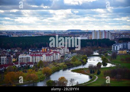Le paysage fluvial de Svisloch coule dans la ville européenne de Minsk en Biélorussie. Banque D'Images