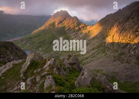 Tryfan, une montagne de 3000ft à Snowdonia, au nord du pays de Galles, vue depuis la crête de Gribin, à Glyderau. Banque D'Images