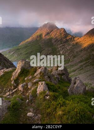 Tryfan, une montagne de 3000ft à Snowdonia, au nord du pays de Galles, vue depuis la crête de Gribin, à Glyderau. Banque D'Images