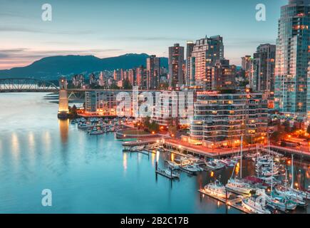 Vancouver - 05 MAI 2019 : centre-ville de Vancouver Canada. Vue panoramique sur le pont Burrard depuis Granville Island, Vancouver, Canada. Banque D'Images