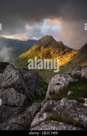 Tryfan, une montagne de 3000ft à Snowdonia, au nord du pays de Galles, vue depuis la crête de Gribin, à Glyderau. Banque D'Images