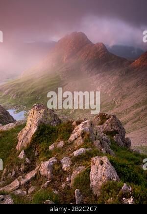 Tryfan, une montagne de 3000ft à Snowdonia, au nord du pays de Galles, vue depuis la crête de Gribin, à Glyderau. Banque D'Images