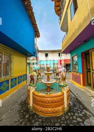 Guatapé est une station balnéaire andine située dans le nord-ouest de la Colombie, à l'est de Medellín. Il est connu pour ses maisons décorées avec des bas-reliefs colorés. Il est assis par TH Banque D'Images