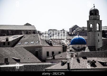 toits de huous avec dôme et église à dubrovnik croatie europe en été Banque D'Images