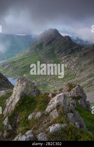 Tryfan, une montagne de 3000ft à Snowdonia, au nord du pays de Galles, vue depuis la crête de Gribin, à Glyderau. Banque D'Images