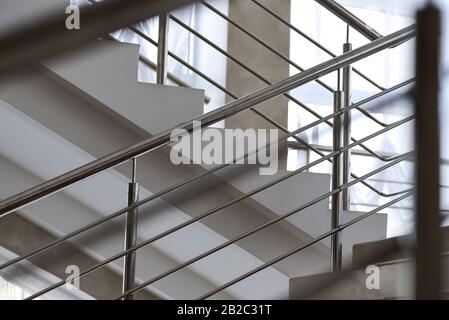 Escalier dans un bâtiment avec rambarde en métal. Banque D'Images
