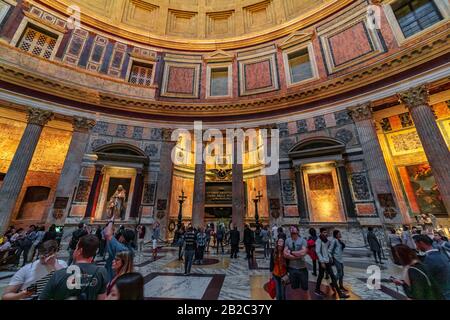 Rome, Italie - 02 octobre 2018 : le Panthénon, ancien temple romain, est maintenant une église catholique. L'un des bâtiments les plus hauts à dôme. Banque D'Images