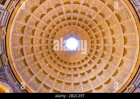 Rome, Italie - 02 octobre 2018 : le Panthénon, ancien temple romain, est maintenant une église catholique. L'un des bâtiments les plus hauts à dôme. Banque D'Images